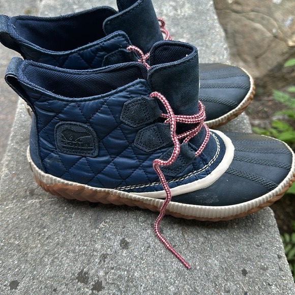 Sorel out and about quilted navy boots. Women’s 7 1/2. - Picture 10 of 12